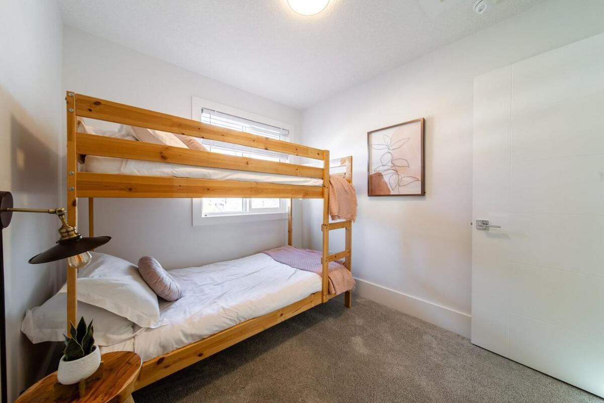 Apartment Chic Hideaway-king Bed-fireplace-dt-wem-ac-garage Edmonton