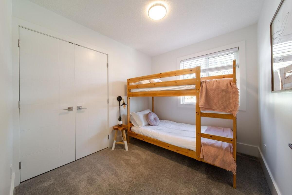 Apartment Chic Hideaway-king Bed-fireplace-dt-wem-ac-garage