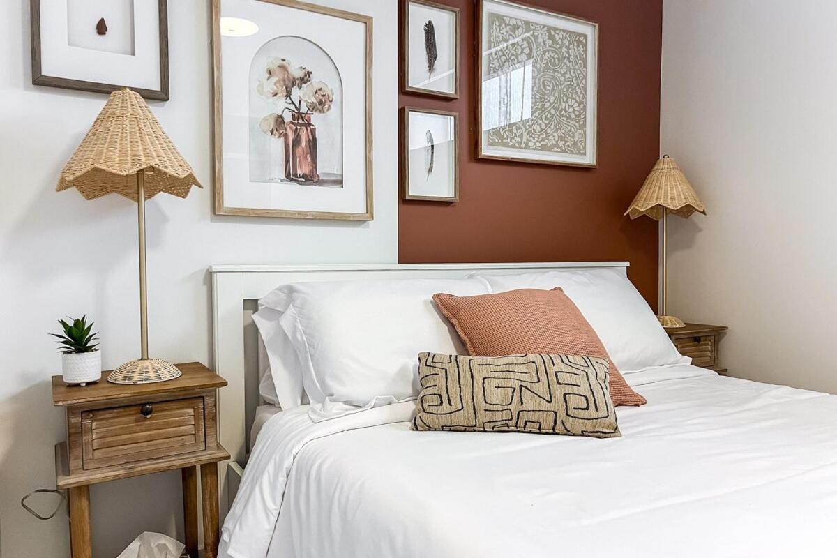 Chic Hideaway-king Bed-fireplace-dt-wem-ac-garage Apartment Edmonton