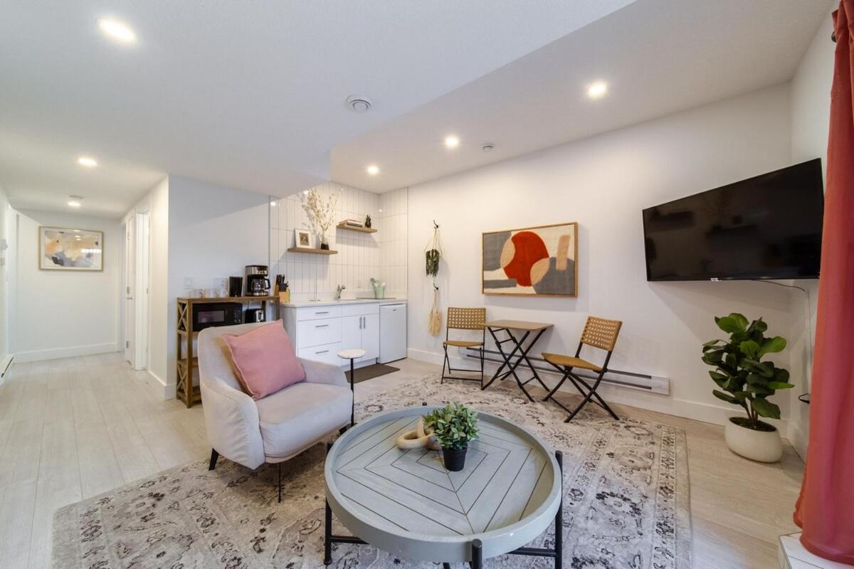 Apartment Chic Hideaway-king Bed-fireplace-dt-wem-ac-garage Edmonton