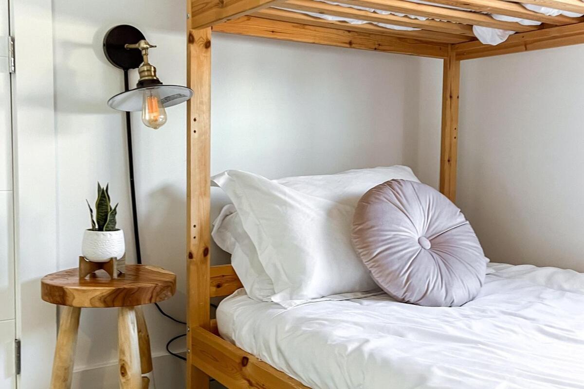 Apartment Chic Hideaway-king Bed-fireplace-dt-wem-ac-garage