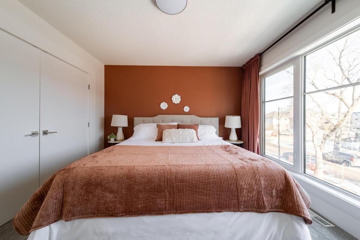 Chic Hideaway-king Bed-fireplace-dt-wem-ac-garage Edmonton