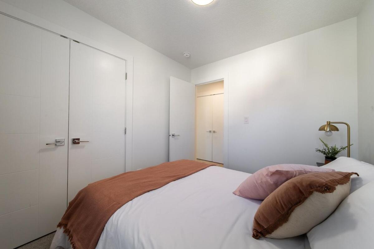 Chic Hideaway-king Bed-fireplace-dt-wem-ac-garage Apartment