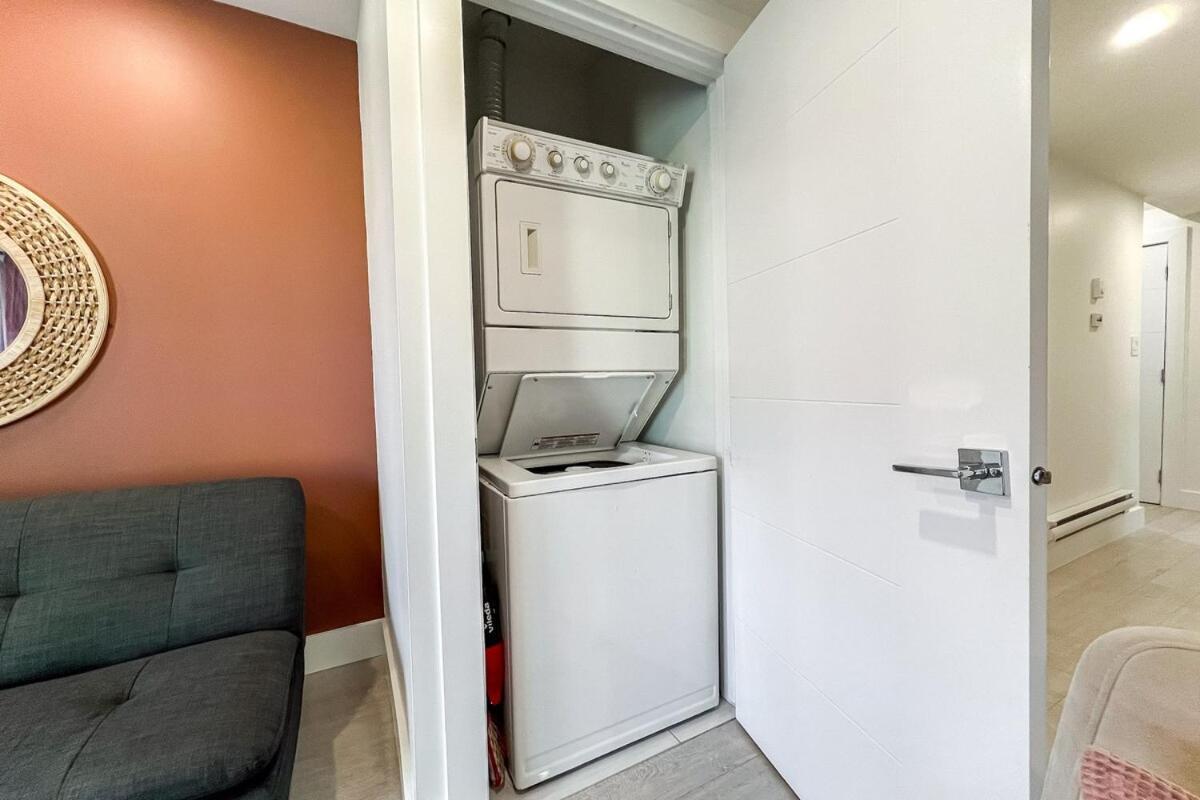 Chic Hideaway-king Bed-fireplace-dt-wem-ac-garage Apartment Edmonton