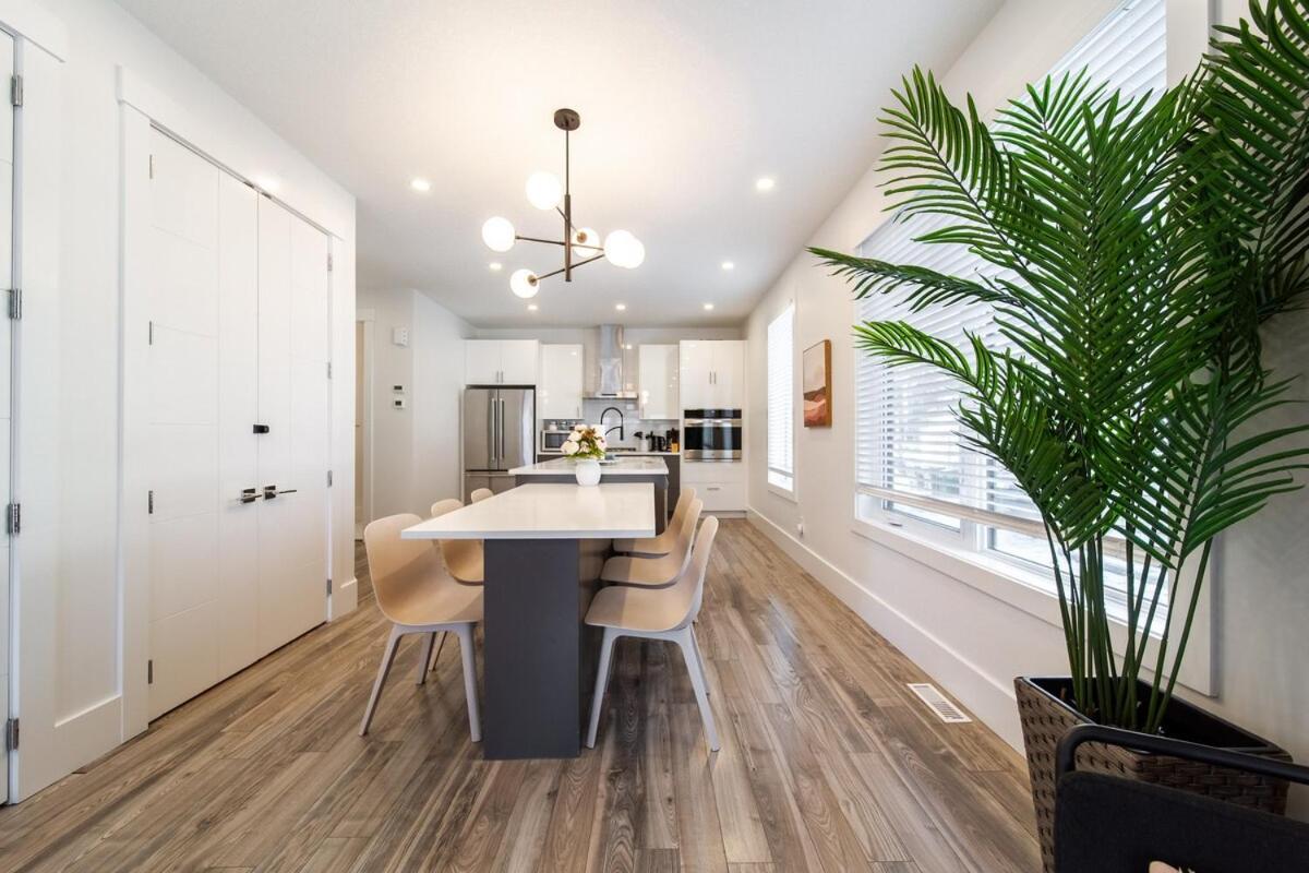 Chic Hideaway-king Bed-fireplace-dt-wem-ac-garage Edmonton