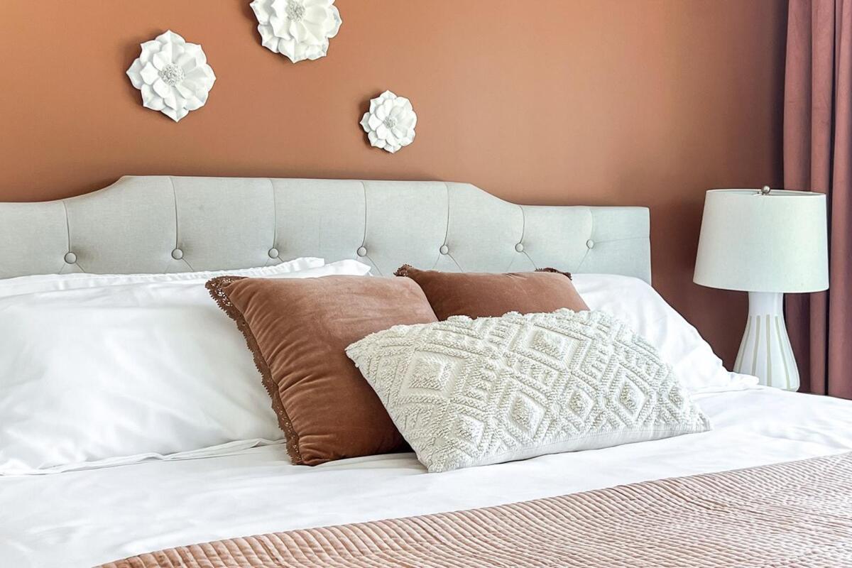 Chic Hideaway-king Bed-fireplace-dt-wem-ac-garage