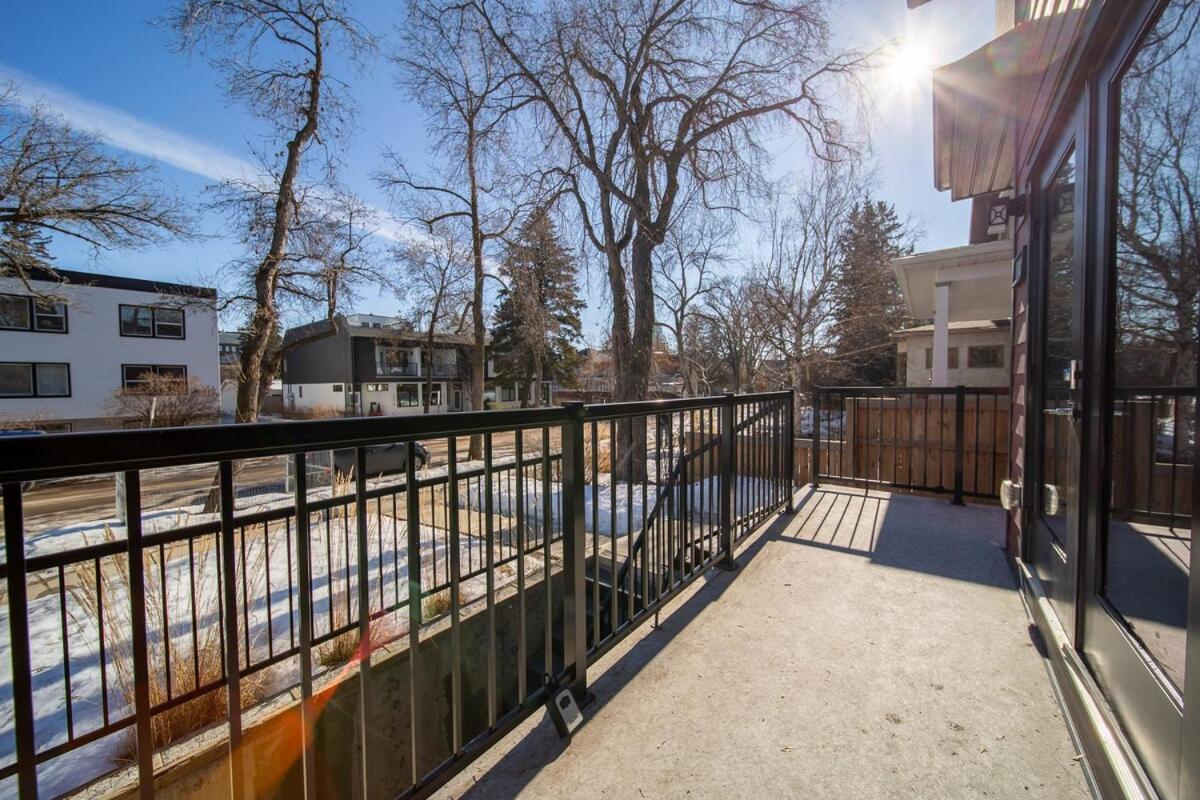 Apartment Chic Hideaway-king Bed-fireplace-dt-wem-ac-garage Edmonton