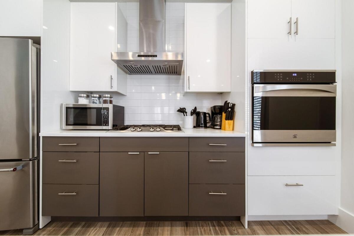 Chic Hideaway-king Bed-fireplace-dt-wem-ac-garage Apartment Edmonton