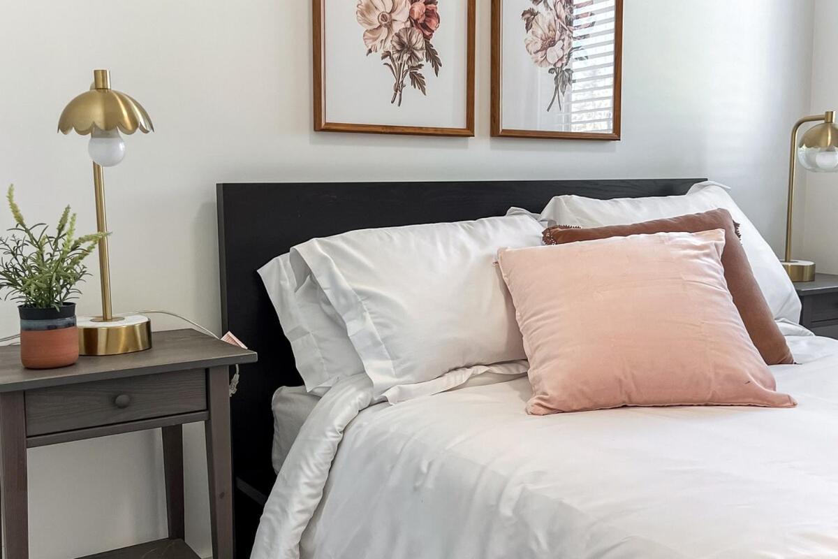 Chic Hideaway-king Bed-fireplace-dt-wem-ac-garage Edmonton