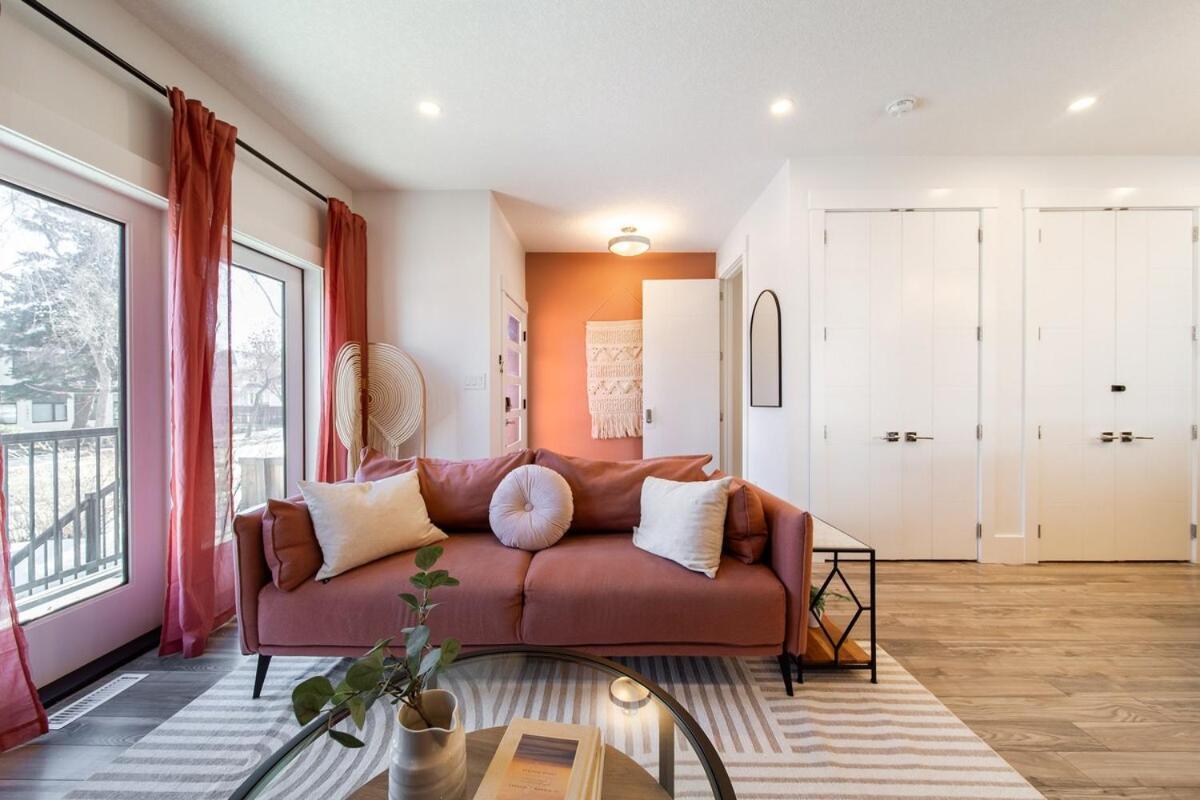 Chic Hideaway-king Bed-fireplace-dt-wem-ac-garage Edmonton